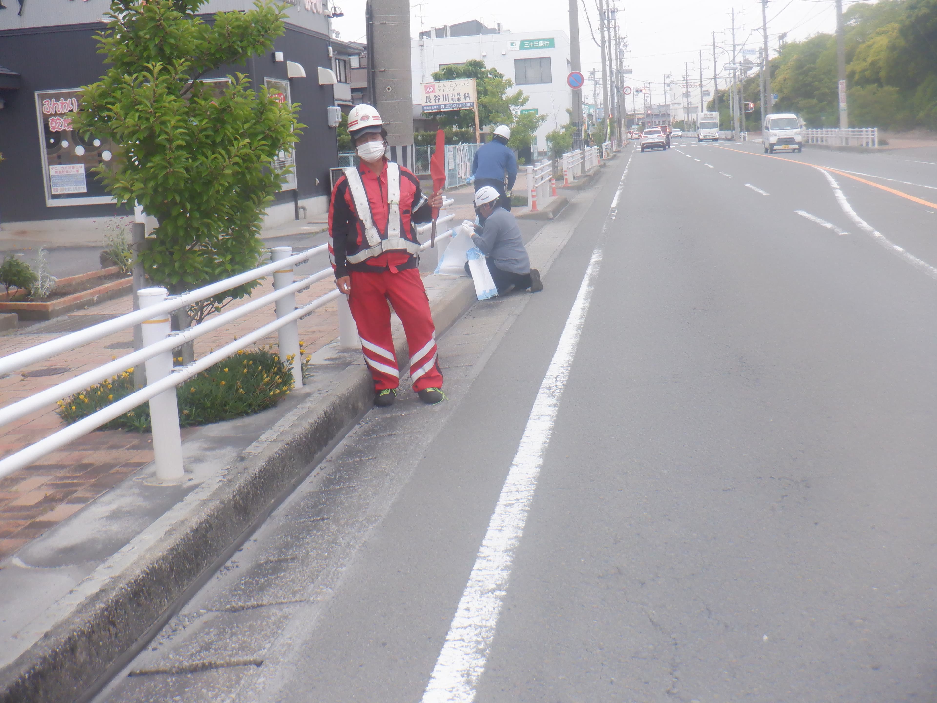 道路脇のゴミ拾い活動
