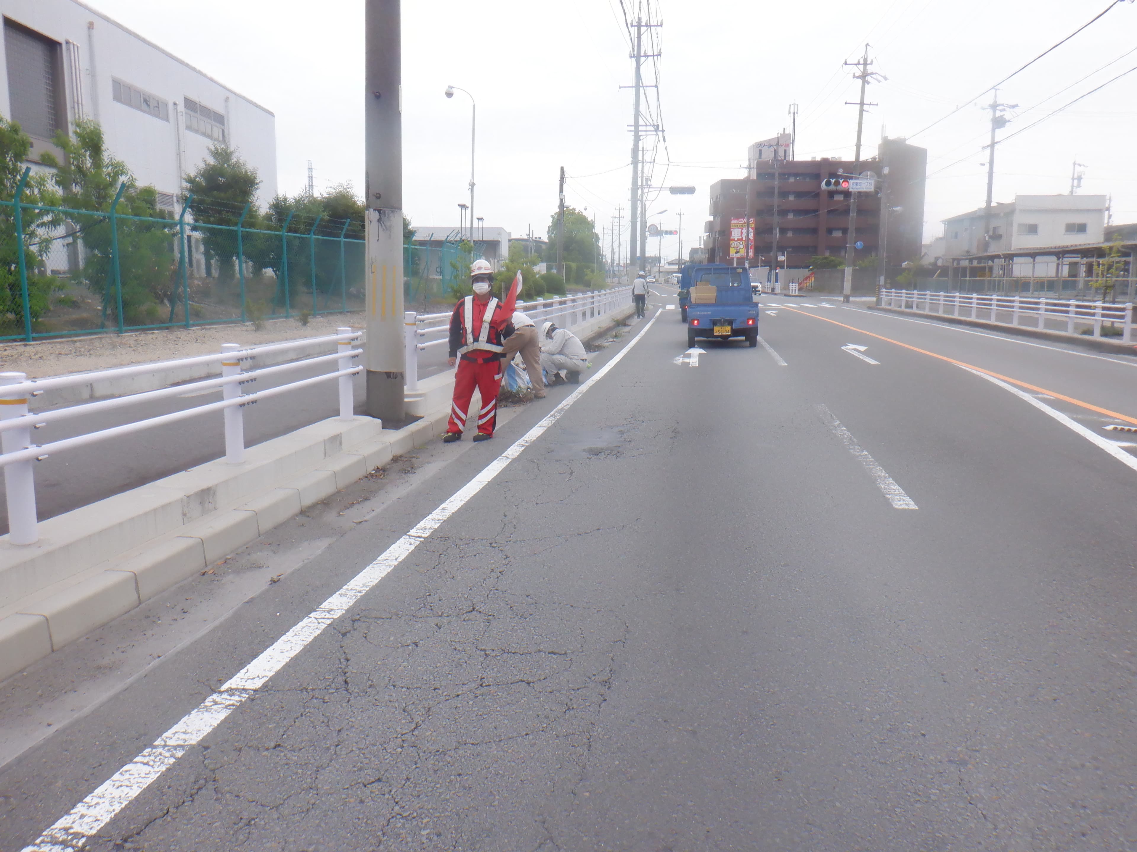 道路沿いの清掃パトロール