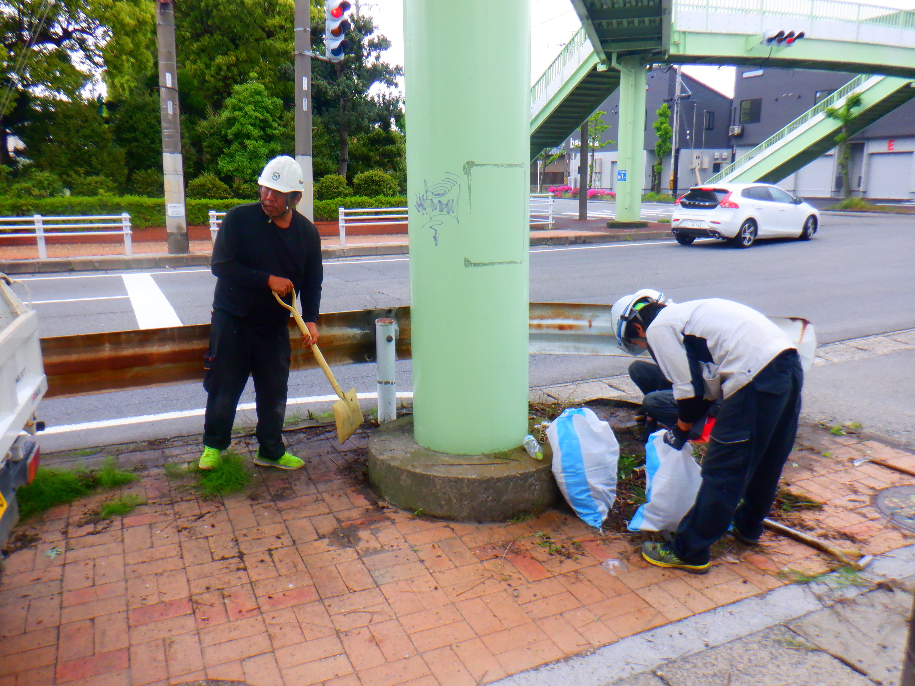 歩道の除草・清掃作業