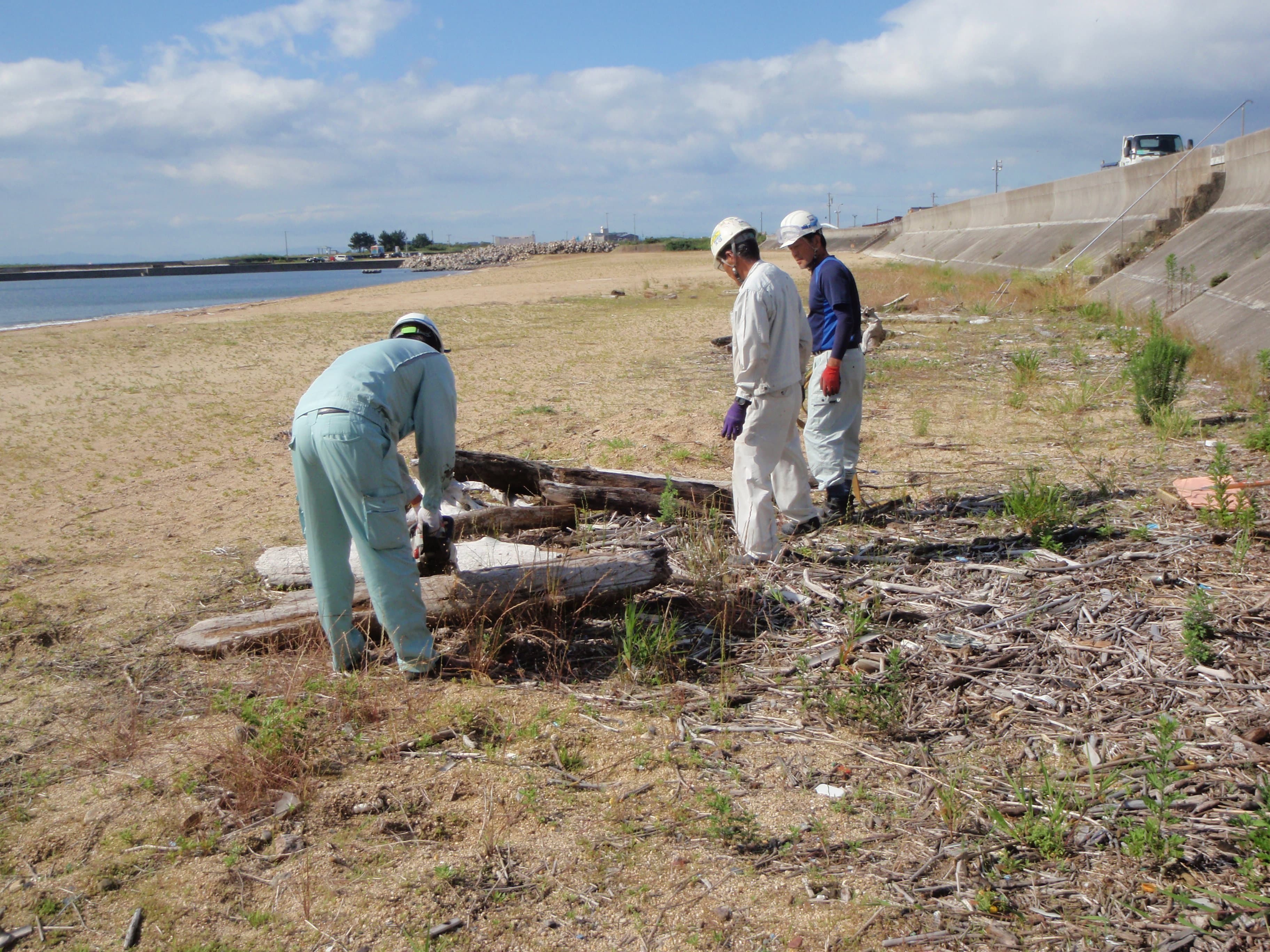 河川敷の漂着物撤去