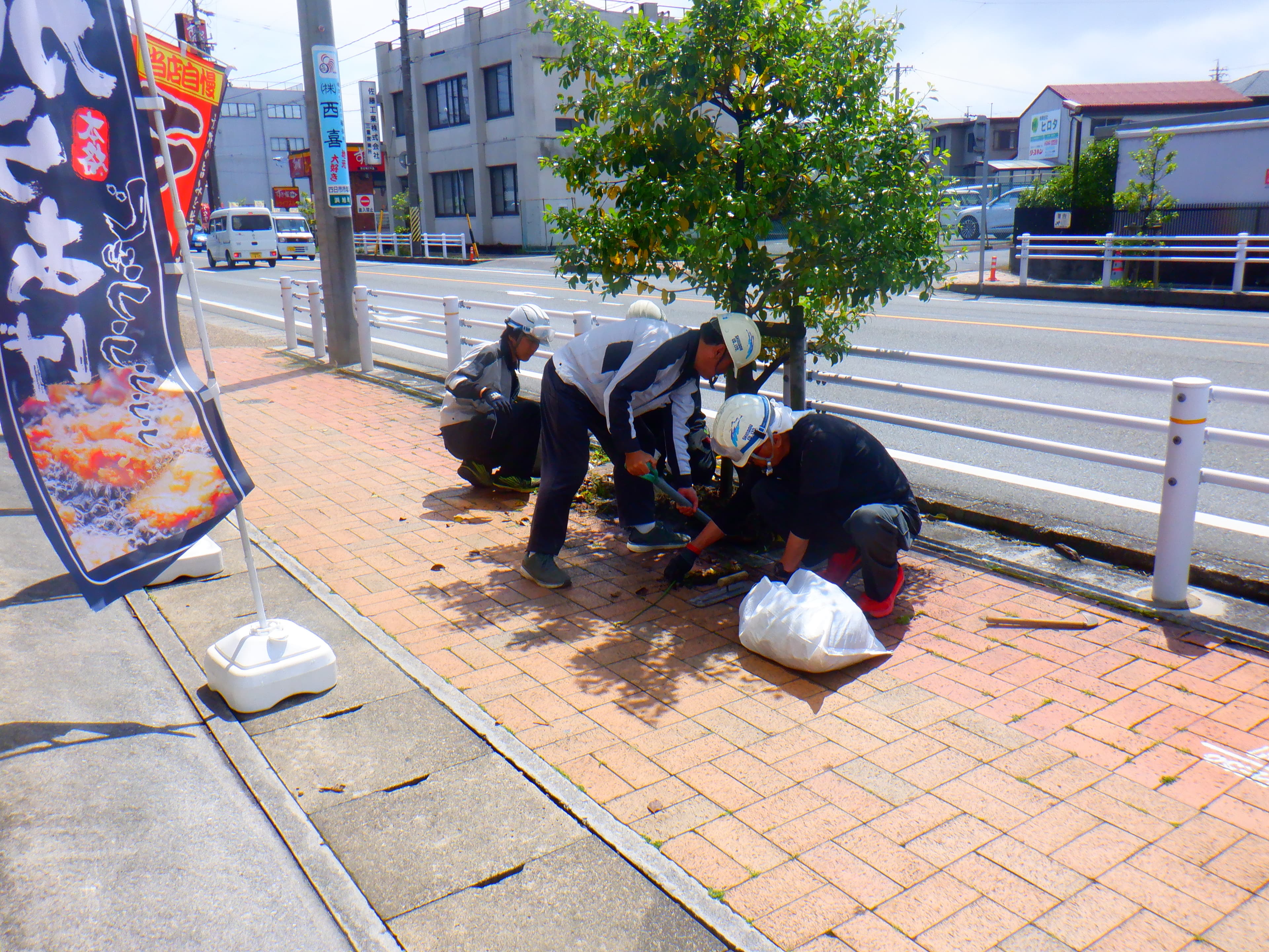 道路沿いの歩道清掃