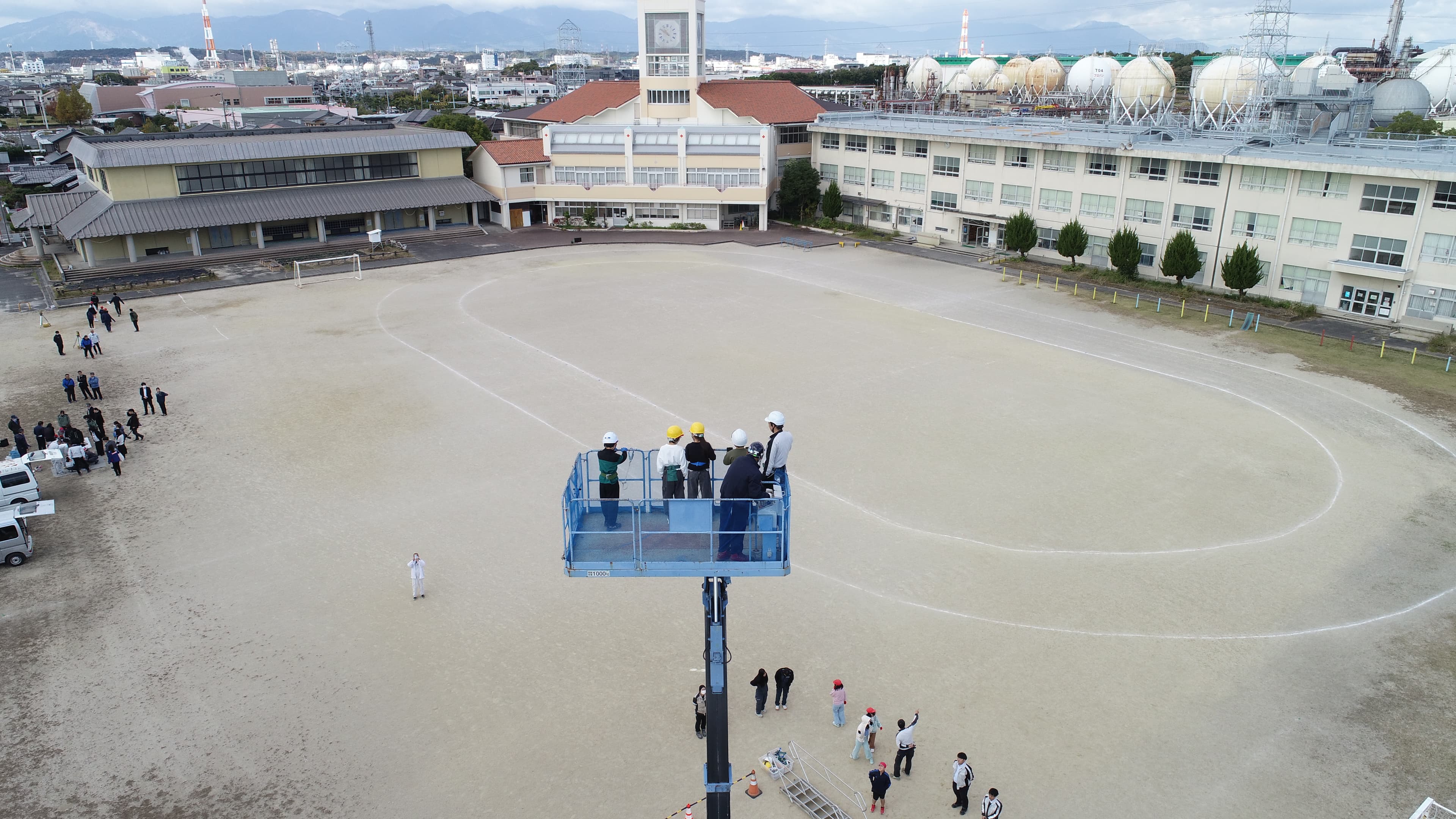 学校グラウンドでの高所作業車デモンストレーション